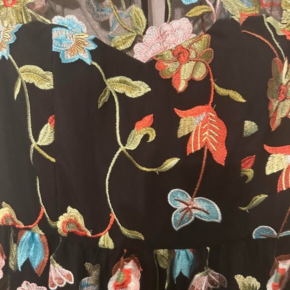 BEAUTIFUL Fully Embroidered Label by Five Twelve Floral Gown NWT - Picture 4 of 10